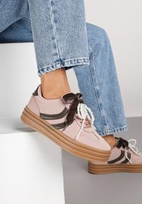 Renee - Różowe Sneakersy Tenisówki na Tłoczonej Platformie Ozdobione Perłami Ashinne. Okazja: na co dzień. Kolor: różowy. Wzór: aplikacja. Obcas: na platformie