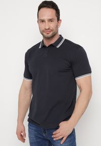 Born2be - Granatowa Koszulka o Fasonie Polo z Guzikami Timarie. Okazja: na spotkanie biznesowe. Typ kołnierza: polo. Kolor: niebieski. Materiał: dresówka. Styl: klasyczny, biznesowy, elegancki