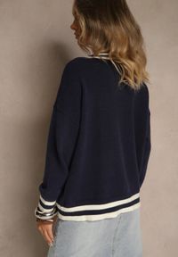 Renee - Granatowy Sweter Preppy z Dodatkiem Kaszmiru Lincire. Typ kołnierza: dekolt w serek. Kolor: niebieski. Materiał: kaszmir. Wzór: aplikacja. Styl: elegancki #4