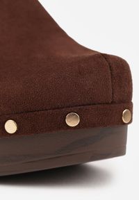 Born2be - Ciemnobrązowe Klapki Chodaki na Słupku z Imitacji Drewna Zdobione Nitami i Sprzączką Salona. Okazja: na co dzień. Kolor: brązowy. Materiał: zamsz. Wzór: aplikacja. Sezon: lato. Obcas: na słupku. Styl: boho, wakacyjny, casual, klasyczny. Wysokość obcasa: średni #5