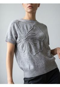 Sinsay - Sweter bez rękawów z tłoczonym kwiatem - szary. Kolor: szary. Długość rękawa: bez rękawów. Wzór: kwiaty