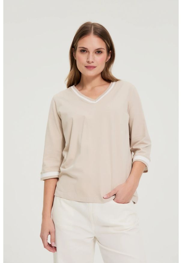 MOODO - Bawełniana bluzka z dekoltem w serek beżowa. Typ kołnierza: dekolt w serek. Kolor: beżowy. Materiał: bawełna