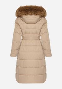 Born2be - Beżowa Długa Kurtka Pikowana z Kapturem z Futerkiem i Paskiem w Talii Avesiia. Okazja: do pracy, na spotkanie biznesowe. Typ kołnierza: kaptur. Kolor: beżowy. Materiał: futro. Długość: długie. Styl: biznesowy #4