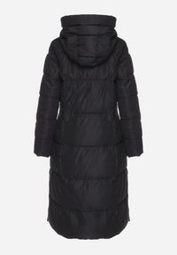 Born2be - Czarna Długa Pikowana Kurtka z Kapturem z Napami i Plisą Arvis. Okazja: na co dzień. Typ kołnierza: kaptur. Kolor: czarny. Materiał: wełna, jeans, tkanina. Długość: długie. Sezon: zima. Styl: klasyczny, casual, elegancki #2