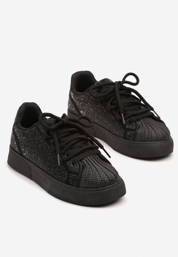 Renee - Czarne Sneakersy z Ozdobnym Tłoczeniem i Cyrkoniami Dorreia. Okazja: na co dzień. Nosek buta: okrągły. Kolor: czarny. Materiał: jeans. Wzór: aplikacja. Obcas: na płaskiej podeszwie