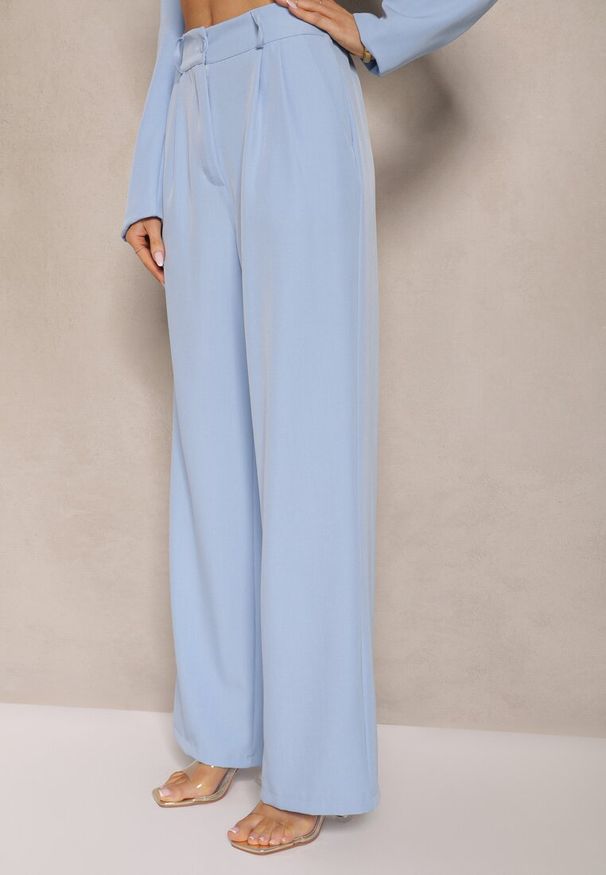 Renee - Niebieski Komplet o Garniturowym Kroju ze Spodniami i Marynarką z Broszką Ravkio. Kolor: niebieski