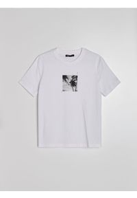 Sinsay - Bawełniana koszulka z nadrukiem wakacyjnym - biały. Kolor: biały. Materiał: bawełna. Wzór: nadruk. Styl: wakacyjny #1