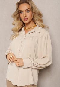 Renee - Beżowa Koszula Ozdobiona Marszczeniem i Bufiastymi Rękawami Tinao. Kolor: beżowy. Wzór: aplikacja. Styl: elegancki