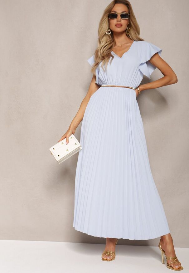 Renee - Jasnoniebieska Rozkloszowana Sukienka z Plisami Maxi z Falbankami przy Ramionach Nethula. Typ kołnierza: kołnierz z falbankami. Kolor: niebieski. Materiał: materiał. Typ sukienki: rozkloszowane, plisowane. Długość: maxi