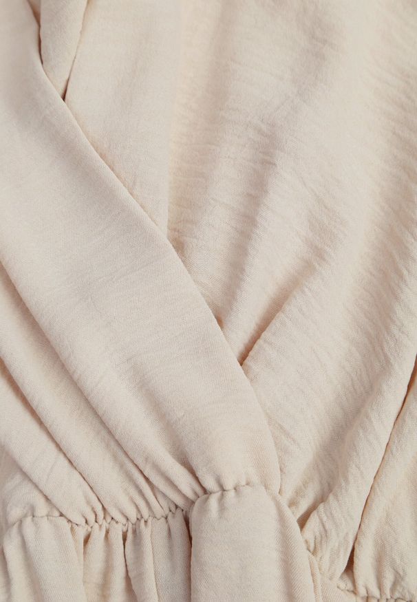 Born2be - Beżowy Taliowany Kombinezon Koktajlowy z Paskiem w Talii i Falbanami przy Ramionach Vimarine. Okazja: na imprezę. Kolor: beżowy. Materiał: jeans. Styl: wizytowy