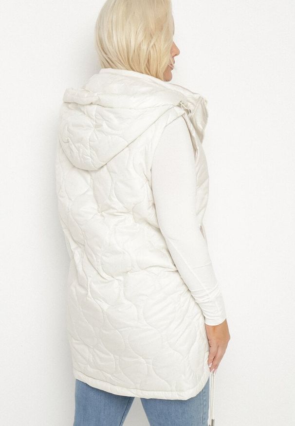Born2be - Jasnobeżowa Kamizelka Pikowana z Odpinanym Kapturem i Kieszeniami Eravindia. Okazja: na co dzień. Kolekcja: plus size. Kolor: beżowy. Materiał: jeans, materiał. Styl: casual, elegancki