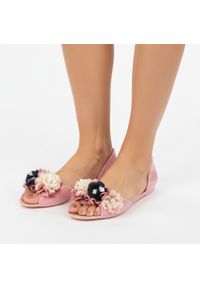 Różowe Sandały Seastar Blue Modne Obuwie Damskie. Okazja: na spacer, na imprezę. Nosek buta: otwarty. Zapięcie: pasek. Kolor: różowy. Materiał: materiał, tworzywo sztuczne. Wzór: aplikacja, kwiaty. Sezon: lato #5
