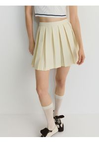 Reserved - Plisowana spódnica mini w sportowym stylu - jasnożółty. Kolor: żółty. Materiał: wełna, tkanina. Styl: sportowy
