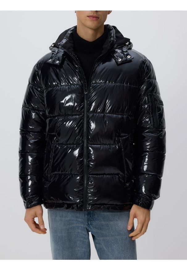 Reserved - Pikowana kurtka z kapturem - czarny. Typ kołnierza: kaptur. Kolor: czarny. Materiał: tkanina