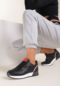 Renee - Czarne Sneakersy Cheneda. Kolor: czarny. Szerokość cholewki: normalna. Wzór: aplikacja #1