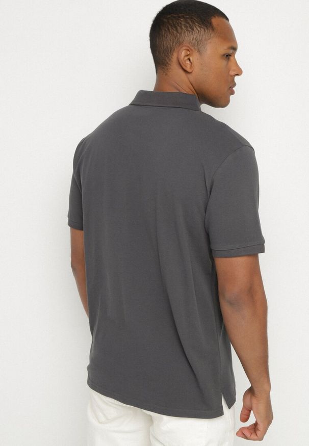 Born2be - Ciemnoszara Bawełniana Koszulka Polo z Guzikami Uxariassa. Typ kołnierza: polo. Kolor: szary. Materiał: bawełna