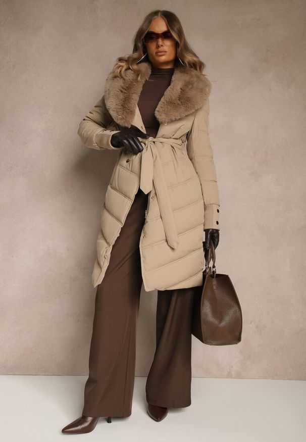 Renee - Beżowa Pikowana Kurtka o Eleganckim Kroju z Futerkiem i Wiązanym Paskiem Galinessa. Kolor: brązowy. Materiał: futro. Sezon: zima. Styl: elegancki