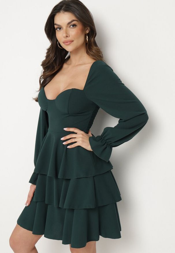 Born2be - Ciemnozielona Rozkloszowana Sukienka z Falbankami i Bufiastymi Rękawami Semithara. Okazja: na co dzień. Typ kołnierza: kołnierz z falbankami. Kolor: zielony. Wzór: aplikacja. Styl: klasyczny, casual, elegancki