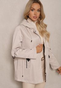 Renee - Jasnobeżowa Kurtka Typu Parka z Troczkami w Talii Kapturem i Kieszeniami Kaivara. Kolor: beżowy. Materiał: tkanina #5