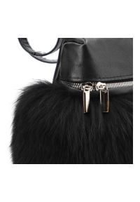 Czarno Elegancka Torebka Luka-Pelli Plecaczek Z Naturalnym Futrem Z Lisa. Kolor: czarny. Wzór: aplikacja. Materiał: futrzane. Styl: elegancki. Rodzaj torebki: na ramię #3