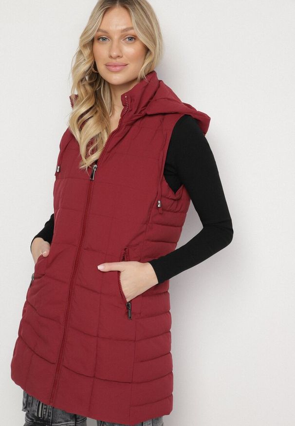 Born2be - Bordowa Pikowana Kamizelka z Odpinanym Kapturem i Kieszeniami na Suwak Anoria. Okazja: na co dzień. Kolor: czerwony. Materiał: jeans. Wzór: aplikacja. Styl: casual, klasyczny