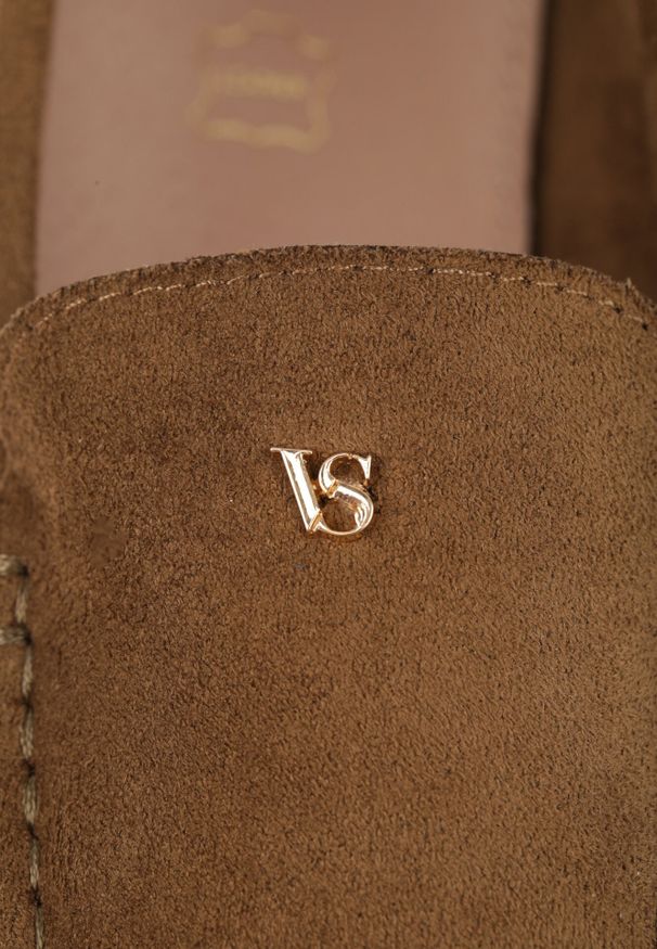 Born2be - Ciemnobeżowe Mokasyny VICES ze Skórzaną Wkładką i Metalową Ozdobą Aquilin. Nosek buta: okrągły. Kolor: beżowy. Materiał: skóra. Wzór: aplikacja. Obcas: na obcasie. Styl: klasyczny. Wysokość obcasa: niski