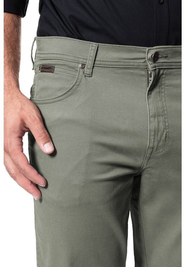 Wrangler - WRANGLER SPODNIE MĘSKIE TEXAS DUSTY OLIVE W121W3275 112126231. Stan: podwyższony. Materiał: materiał. Wzór: moro. Styl: militarny