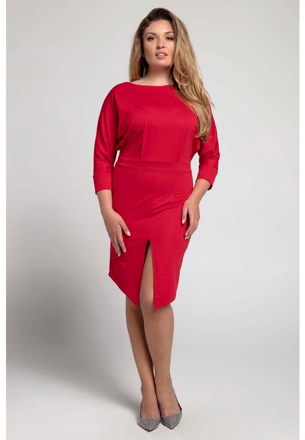 Nommo - Czerwona Dopasowana Sukienka z Kimonową Górą. Kolor: czerwony. Materiał: poliester, wiskoza