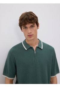 Reserved - Strukturalny sweter polo - zielony. Typ kołnierza: polo. Kolor: zielony. Materiał: dzianina, bawełna