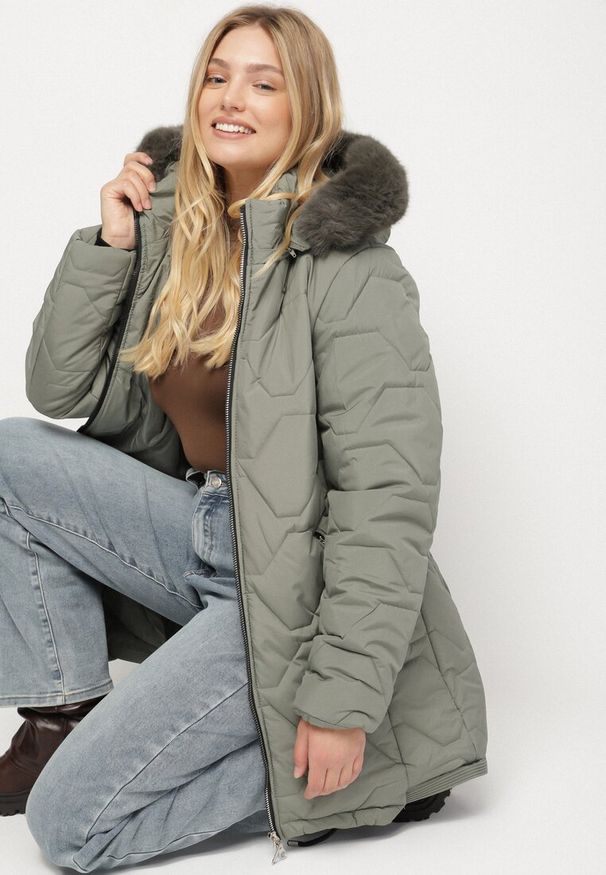 Born2be - Zielona Klasyczna Kurtka z Pikowanymi Przeszyciami i Kapturem z Futerkiem Raffisa. Okazja: na co dzień. Kolekcja: plus size. Kolor: zielony. Materiał: futro. Styl: klasyczny