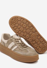 Born2be - Ciemnobeżowe Zamszowe Sneakersy na Grubej Podeszwie z Paskami i Skórzaną Wkładką Felenne. Okazja: na co dzień. Zapięcie: pasek. Kolor: beżowy. Materiał: zamsz, skóra. Wzór: paski