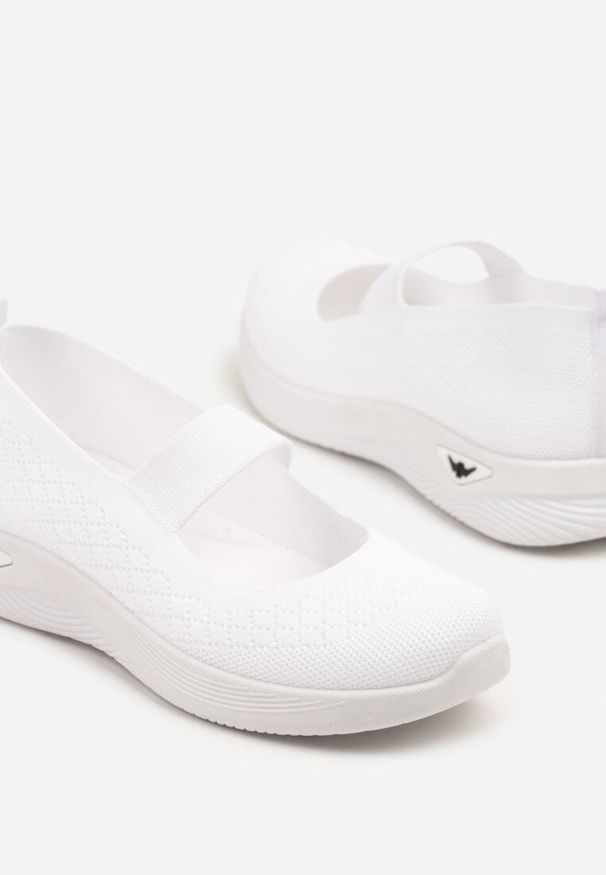 Born2be - Białe Tenisówki z Grubą Tłoczoną Podeszwą i Aplikacją Telavianna. Okazja: na co dzień. Kolor: biały. Materiał: jeans. Wzór: aplikacja. Styl: klasyczny, casual