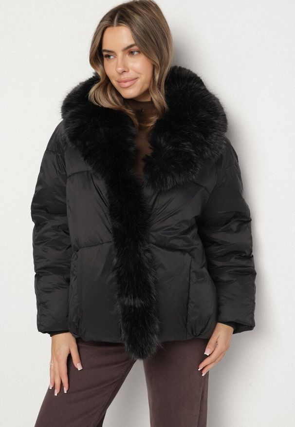 Born2be - Czarna Zimowa Kurtka Pikowana z Futrzanym Kołnierzem i Wysokimi Ściągaczami Tilastra. Okazja: na spotkanie biznesowe, do pracy, na co dzień. Kolor: czarny. Materiał: futro. Długość: krótkie. Sezon: zima. Styl: casual, biznesowy