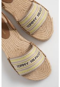 TOMMY HILFIGER - Tommy Hilfiger Sandały kolor brązowy na platformie. Zapięcie: klamry. Kolor: brązowy. Materiał: materiał, guma. Obcas: na platformie #5