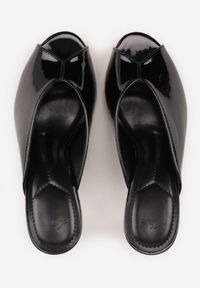 Born2be - Czarne Lakierowane Klapki na Szpilce z Odkrytym Noskiem Lilyera. Okazja: na co dzień, do pracy. Kolor: czarny. Materiał: lakier. Obcas: na szpilce. Styl: casual, elegancki #5