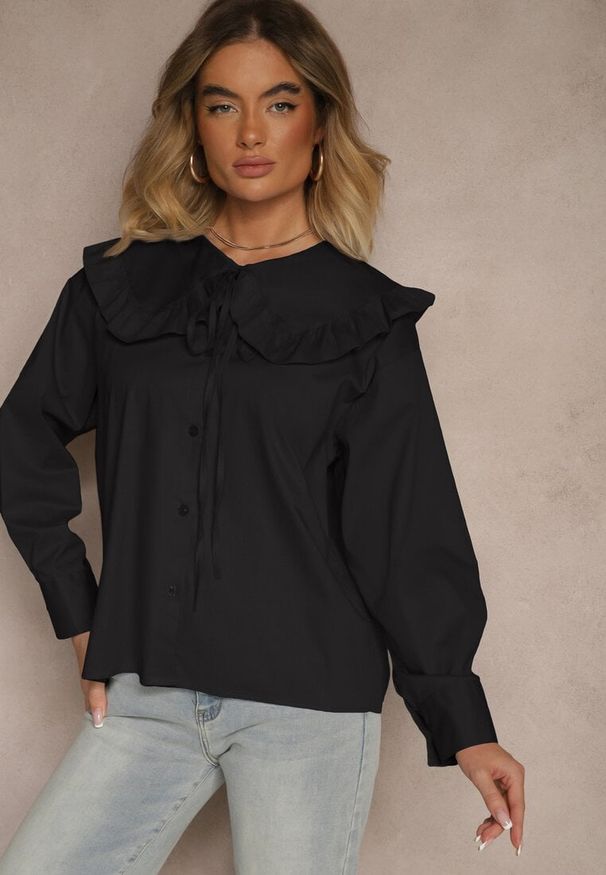 Renee - Czarna Koszula z Bawełny w Stylu Retro z Wiązaniem i Kołnierzykiem z Falbankami Firsela. Okazja: na co dzień. Typ kołnierza: kołnierz z falbankami. Kolor: czarny. Materiał: bawełna. Długość rękawa: długi rękaw. Długość: długie. Wzór: aplikacja. Styl: retro