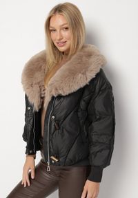 Born2be - Czarna Pikowana Kurtka o Pudełkowym Kroju z Kapturem z Futerkiem Rivitta. Okazja: na co dzień, do pracy, na spotkanie biznesowe. Typ kołnierza: kaptur. Kolor: czarny. Materiał: futro. Wzór: aplikacja, paski. Styl: biznesowy, klasyczny, casual, elegancki #7