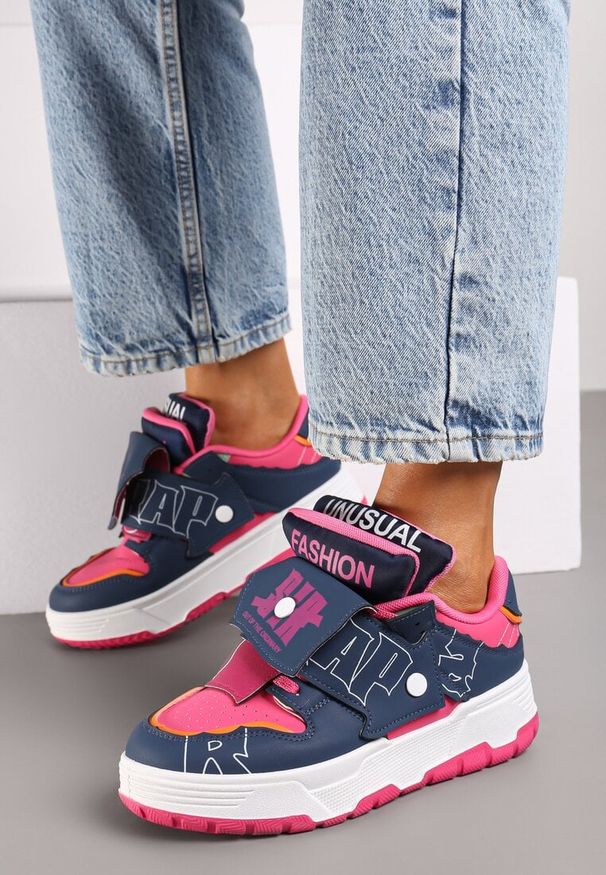 Renee - Granatowo-Różowe Sneakersy na Płaskiej Podeszwie Ozdobione Napisami Griefra. Nosek buta: okrągły. Zapięcie: sznurówki. Kolor: niebieski. Materiał: jeans, materiał. Wzór: aplikacja, napisy. Obcas: na płaskiej podeszwie. Wysokość obcasa: niski