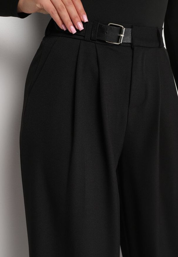 Born2be - Czarne Eleganckie Spodnie Garniturowe z Szerokimi Nogawkami i Paskiem Verinella. Okazja: na co dzień. Kolor: czarny. Wzór: aplikacja, bez wzorów. Styl: elegancki