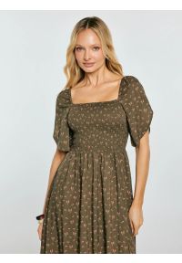 Big-Star - Sukienka damska midi z wiskozy z motywem kwiatowym khaki Bler 303. Typ kołnierza: dekolt w karo. Kolor: zielony. Materiał: wiskoza. Wzór: kwiaty. Sezon: wiosna, lato. Styl: vintage. Długość: midi #5