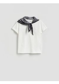 Reserved - T-shirt z apaszką - biały. Kolor: biały. Materiał: dzianina, bawełna. Styl: klasyczny #1