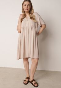 Born2be - Beżowa Rozkloszowana Sukienka w Koszulowym Stylu z Bawełny Normae. Okazja: na co dzień, do pracy. Kolor: beżowy. Materiał: bawełna. Typ sukienki: koszulowe. Styl: casual, klasyczny #1