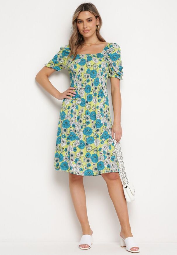 Born2be - Zielono-Niebieska Wiskozowa Sukienka Midi z Gumkami Przy Dekolcie i Wzorem w Kwiaty Alonvaria. Okazja: na spacer, na imprezę. Kolor: zielony. Materiał: wiskoza. Wzór: kwiaty. Sezon: wiosna, lato. Długość: midi