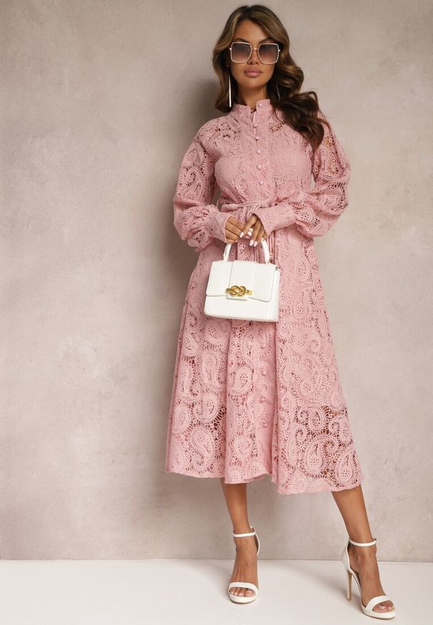 Renee - Różowa Koronkowa Sukienka Midi z Ozdobnym Wiązaniem Camaela. Kolor: różowy. Materiał: koronka. Długość rękawa: na ramiączkach. Długość: midi