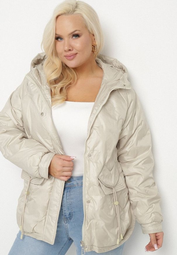 Born2be - Beżowa Kurtka Pikowana z Kapturem i Kieszeniami o Pudełkowym Kroju Eravinna. Okazja: na spacer. Typ kołnierza: kaptur. Kolekcja: plus size. Kolor: beżowy. Długość rękawa: długi rękaw. Długość: długie. Wzór: aplikacja