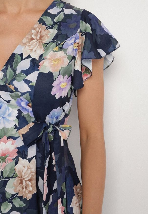 Born2be - Niebieska Kwiatowa Sukienka z Kopertowym Dekoltem Atorina. Okazja: na spotkanie biznesowe, do pracy, na co dzień. Typ kołnierza: dekolt kopertowy. Kolor: niebieski. Wzór: kwiaty. Typ sukienki: kopertowe. Styl: casual, biznesowy