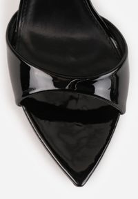 Renee - Czarne Sandały ze Sprzączką wokół Kostki i Noskiem w Szpic z Lakierowanej Imitacji Skóry Santel. Okazja: na co dzień. Zapięcie: sprzączka. Kolor: czarny. Materiał: skóra, lakier. Sezon: lato. Styl: casual, klasyczny, elegancki #3