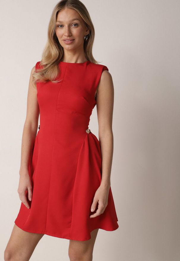 Born2be - Czerwona Elegancka Sukienka Bez Rękawów Zdobiona Przypinkami w Talii Rhaegina. Okazja: na co dzień. Kolor: czerwony. Długość rękawa: bez rękawów. Wzór: aplikacja. Typ sukienki: proste, rozkloszowane. Styl: elegancki