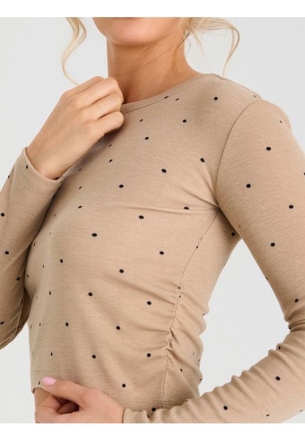 Sinsay - Wiskozowa bluzka w kropki - beżowy. Kolor: beżowy. Materiał: wiskoza. Wzór: kropki