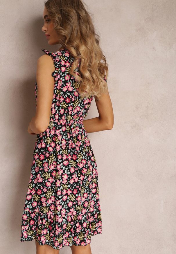 Renee - Czarna Sukienka Rozkloszowana w Kwiaty z Wiskozy Selesima. Kolor: czarny. Materiał: wiskoza. Wzór: kwiaty